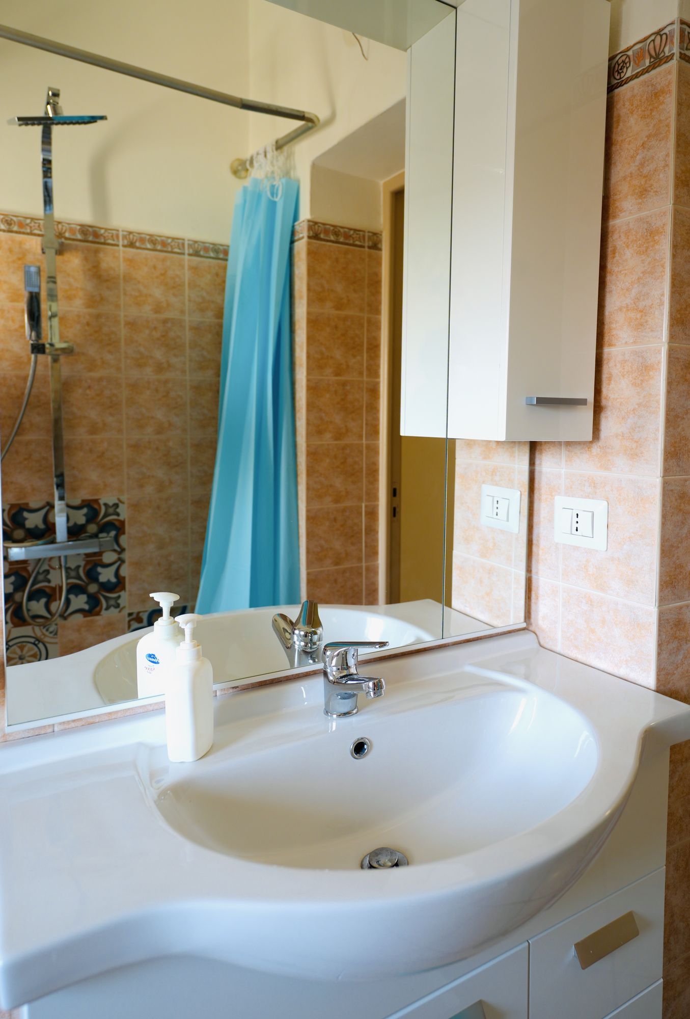 Lavabo del bagno con specchio