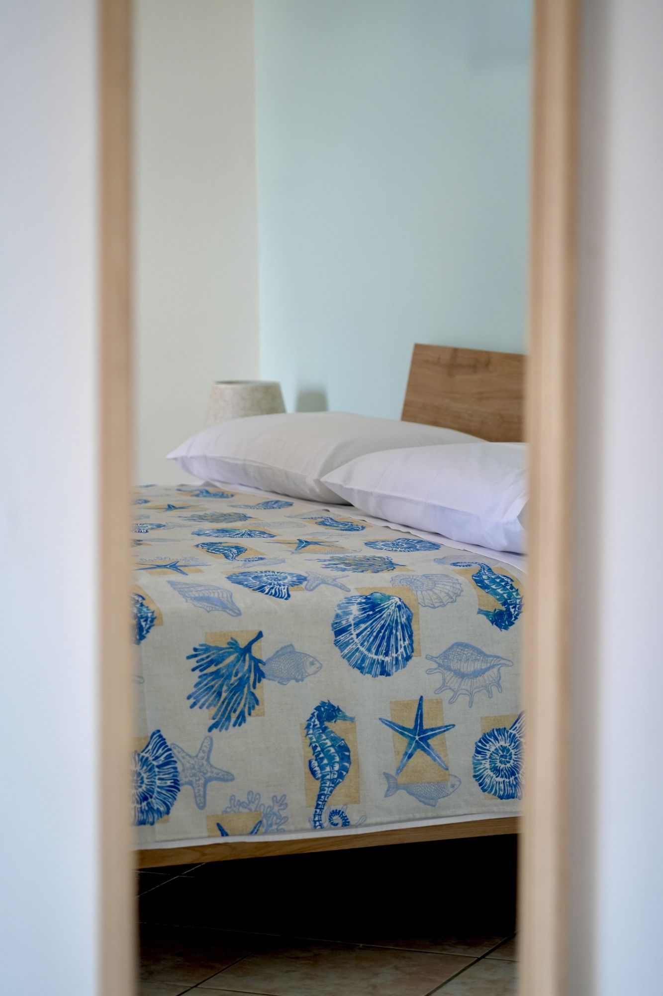 Seconda camera da letto vista attraverso una porta interna